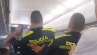 La Policía colombiana intenta frenar los golpes del pasajero polaco