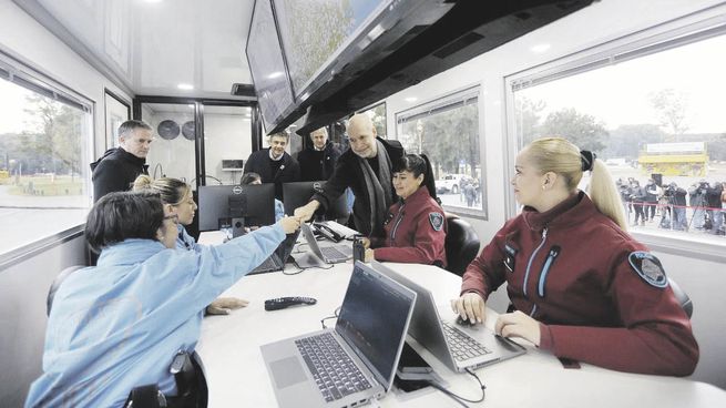 Seguridad. Horacio R. Larreta presentó la primera Unidad Móvil de Monitoreo y Denuncias de la Policía de la Ciudad que incluye todos los servicios de una comisaría, pero sobre ruedas.