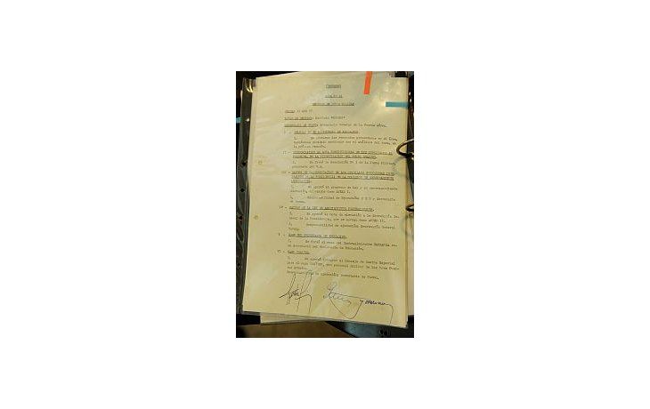 Una foja de los más de 1.500 documentos secretos hallados en una caja fuerte de la Fuerza Aérea.