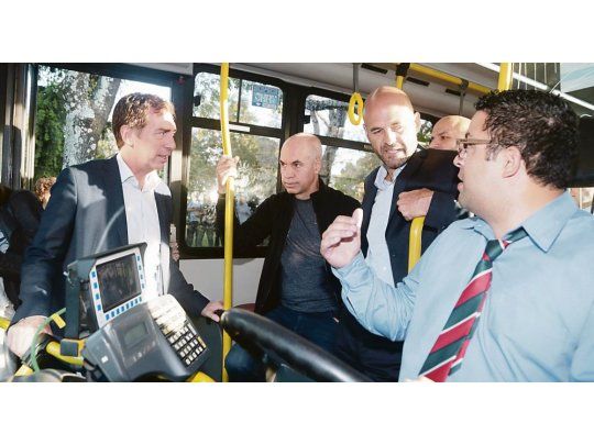 Viaje. Diego Santilli, Horacio R. Larreta y Guillermo Dietrich presentaron ayer más cámaras de seguridad en los colectivos.