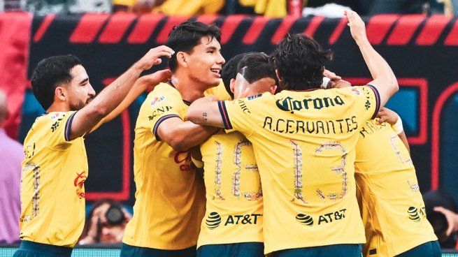 Los jugadores de América en pleno festejo. Vencieron 2 a 0 a Chivas en el Clásico Nacional disputado en Houston.
