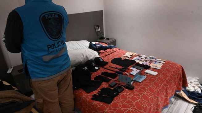 En uno de los procedimientos detuvieron a siete de los acusados en un hotel de Once.