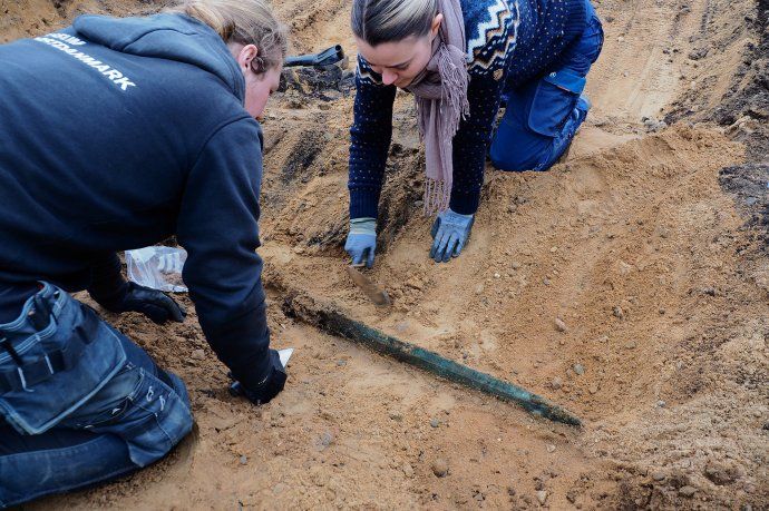 Arqueólogos del Museo Odense Bys realizan la excavación en Dinamarca