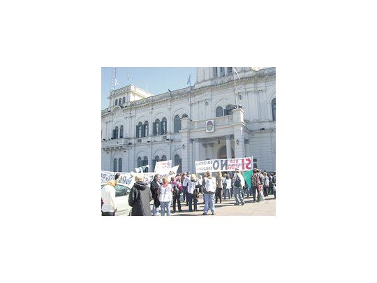 Vecinos de Gualeguaychú se movilizaron hacia la Casa de Gobierno de Entre Ríos para manifestar su respaldo a los asambleístas querellados.