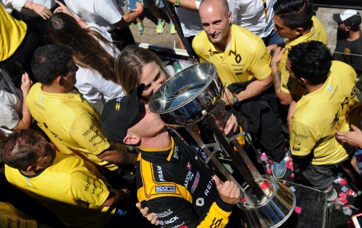 Leonel Pern&iacute;a besa el trofeo de campe&oacute;n del S&uacute;per TC2000.