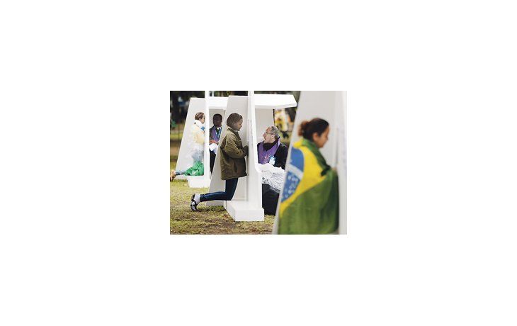 ámbito.com | La alteración de la cotidianeidad en Río de Janeiro por la visita de Francisco incluyó la instalación de llamativos confesionarios portátiles.