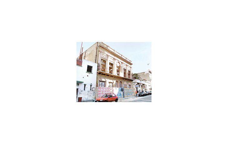 ámbito.com | San Telmo es uno de los barrios preferidos por los extranjeros para comprar casas antiguas y luego reciclarlas. Les atrae vivir en el casco histórico de la Ciudad.