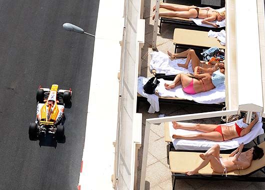 Buena vida. El español Fernando Alonso pasa ante la indiferencia de las terrazas del Principado.