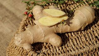 El jengibre contiene propiedades antiinflamatorias que contribuyen a cuidar la garganta.
