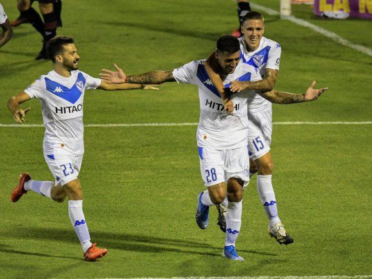 Vélez le ganó a Newells en Rosario y lo alcanzó en la cima del grupo B de la zona complementación en la Copa Diego Maradona.