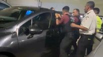 Los policías rescataron a la menor que quedó atrapada en un vehículo en Devoto