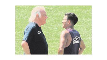 Alfio Basile charlando con Teo Gutiérrez: «Es un fenómeno, pero no tiene que ser tan provocador», dijo el técnico.