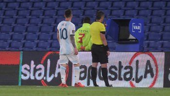 Messi anotó, pero el VAR sentenció la falta y la Selección empató con Paraguay.