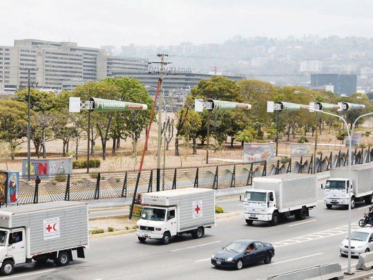 caravana. Una veintena de camiones de la Cruz Roja y de la Media Luna Roja trasladaron el material sanitario desde el aeropuerto de Caracas.