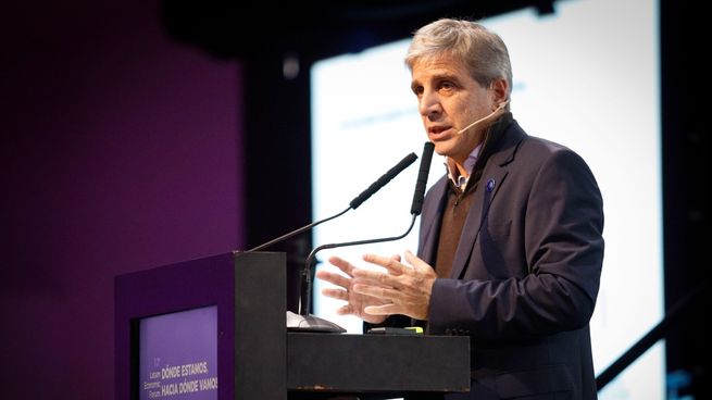 Luis Caputo habla en el Latam Economic Forum.