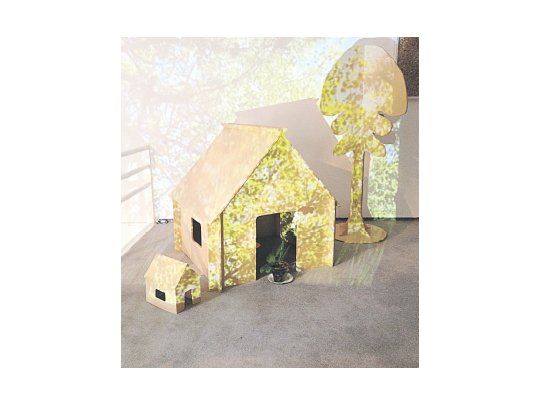 La casa de madera del “Proyecto Hábitat”, de Fabiana Barreda, habla de un modo discreto de la necesidad de encontrar un lugar para habitar.