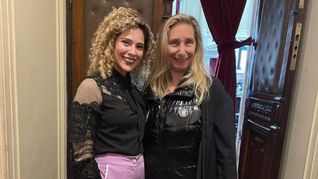 Otros tiempos: Lourdes Arrieta junto a Karina Milei.