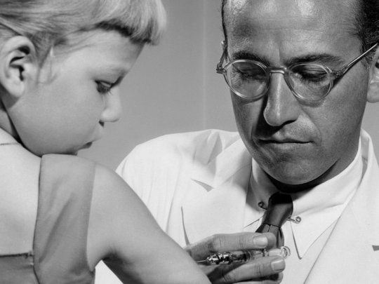 El 12 de marzo de 1953, Salk inyectó por primera vez y con éxito su vacuna antipoliomielítica.