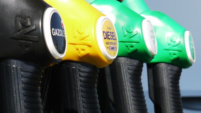 El gobierno decidirá los precios de los combustibles en Uruguay con un mercado internacional con leves bajas.