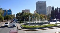La emblemática Fuente de los Continentes en la rotonda de Avenida Argentina casi Sarmiento, en Neuquén Capital. En esta ciudad se pagan las expensas más altas del país