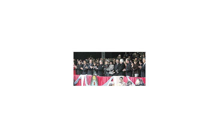 ámbito.com | Los dirigentesde laMesa deEnlace,MauricioMacri ygobernadoresocuparonlasprimerasfilas delacto enPalermo.Evitaronfoto directivosde otrascámarasempresariales.