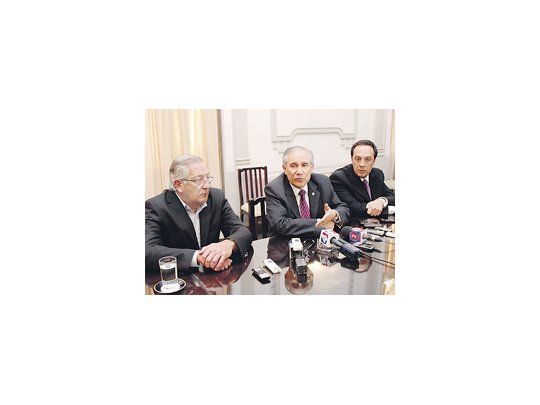 Eduardo Fellner, Walter Barrionuevo, y el saliente ministro de Gobierno, Pablo La Villa, anunciaron el jueves la decisión oficicial de avanzar en un proyecto de ley para expropiar las tierras de la familia Blaquier.