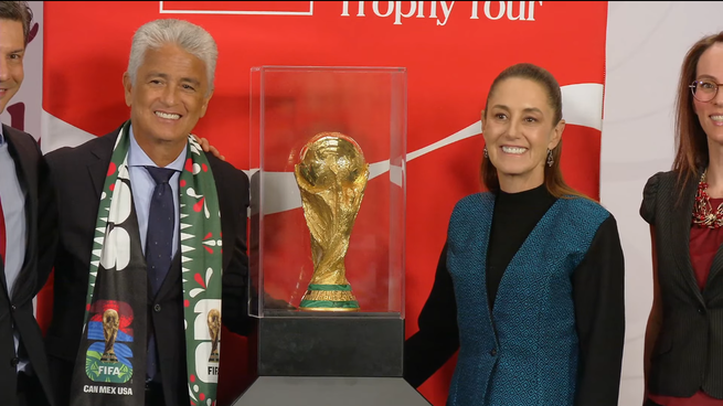 Claudia Sheinbaum con el trofeo original de la Copa Mundial de la FIFA en la Mañanera.