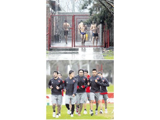 La imagen que recorrió el mundo: los chicos de las inferiores bañándose bajo la lluvia.  Garnero, un técnico que pone garra, dice que está el material, pero no lo encuentra.
