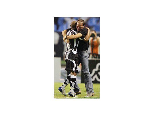 Jailson festeja con el técnico del Botafogo.
