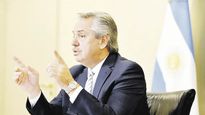 poroteo. Alberto Fernández hizo equilibrio ayer con el FdT mientras negocia votos para aprobar el acuerdo.