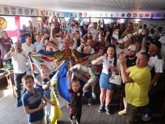 Los Shropshire Whites que acompañaron a Leeds hasta Australia en sus partidos de pretemporada. Bielsa es como un Dios para nosotros, aseguraron.