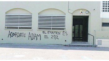 AMENAZA. Un grafiti apareció ayer en el patio del colegio con nuevas amenazas hacia la maestra. Según el registro de las cámaras, fue realizado por jóvenes que entraron encapuchados al establecimiento en la madrugada.