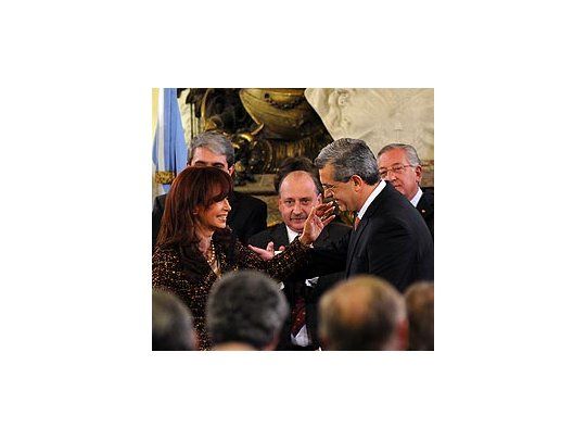 Cristina saluda a Julián Domínguez tras su jura.
