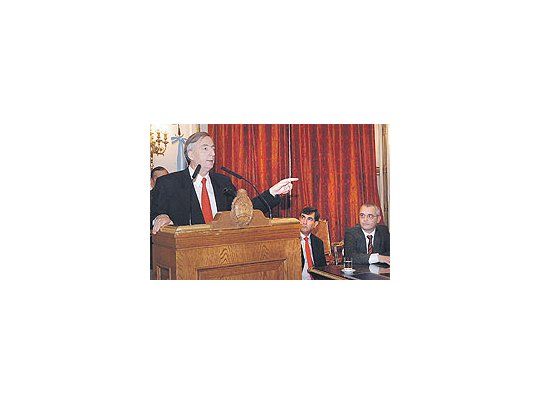 Néstor Kirchner echó manode un expediente pocousado en su gobierno: lasreuniones con gobernadores.Los citó cuando hizo elanuncio de pago al FMI y alacto por los 30 años delgolpe del ’76. Esta vez fuepara tomar impulso en pujade papeleras.
