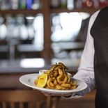 La Parolaccia combina su herencia italiana con identidad local. La Parolaccia combina su herencia italiana con identidad local.