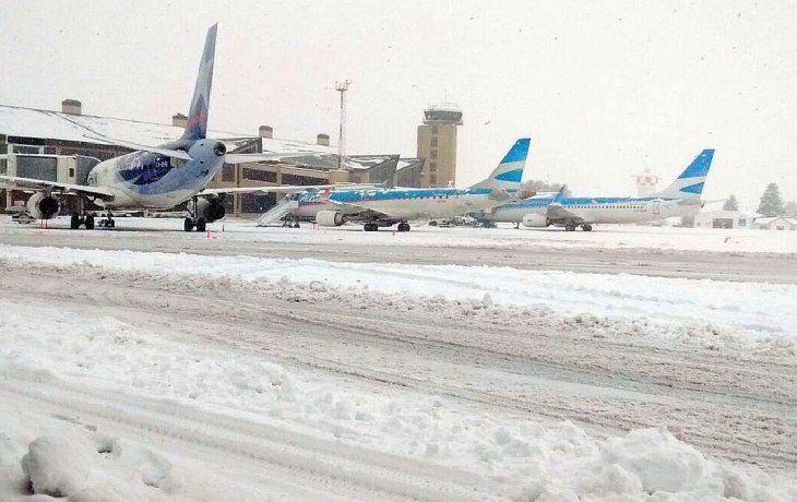 Durante el fin de semana una fuerte nevada impidió el normal abastecimiento de combustibles a los aviones en el aeropuerto de Bariloche.&nbsp;