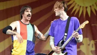 Klinghoffer tocó la guitarra con los Red Hot Chili Peppers de 2009 a 2019.