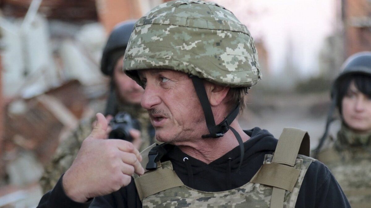 Sean Penn revealed that while in Ukraine he considered “taking up arms against Russia”