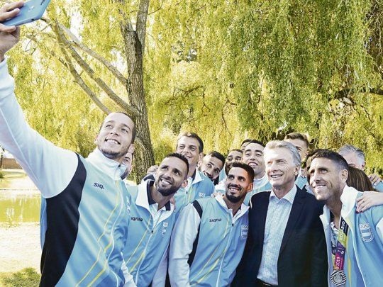 Juegos. Mauricio Macri recibió ayer en la residencia de Olivos a la delegación argentina que logró el primer puesto del medallero en los recientes Juegos Suramericanos de Playa.