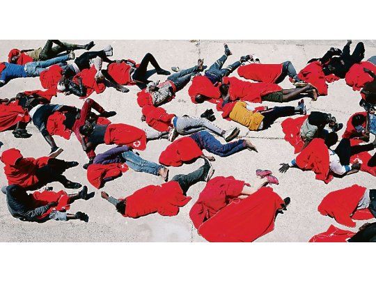 DESCANSO. Un grupo de inmigrantes provenientes de África duerme en el puerto de Tarifa tras la travesía.