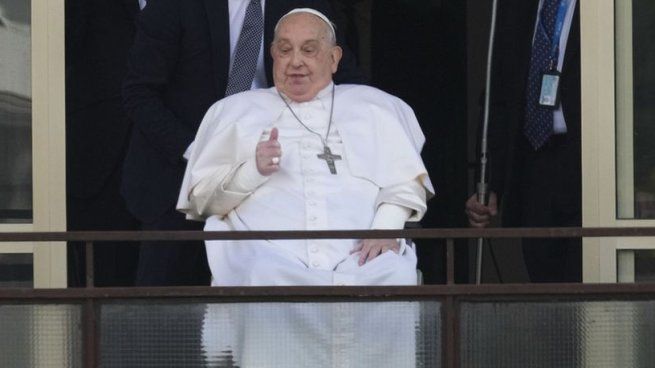 El Papa, en el balcón del Hospital Gemelli de Roma, se asomó para dar el Ángelus del domingo.