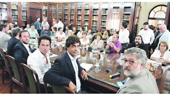 ámbito.com | Nueva pulseada. Funcionarios bonaerenses y gremios docentes, ayer otra vez cara a cara. La nueva convocatoria oficial se destrabaría recién después de que los sindicatos definan mañana los pasos a seguir.