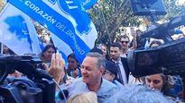 Álvaro Delgado vota rodeado de militancia y personas que se acercaron a saludarlo.