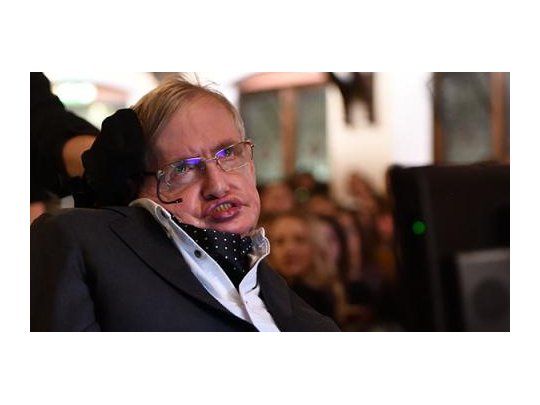 Subastaron en un millón de dólares la tesis, premios y la silla de ruedas de Stephen Hawking