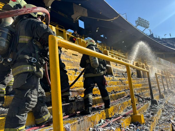 La acumulación de papeles generaron un incendio en una tribuna, el día después del Superclásico. La acumulación de papeles generaron un incendio en una tribuna, el día después del Superclásico.