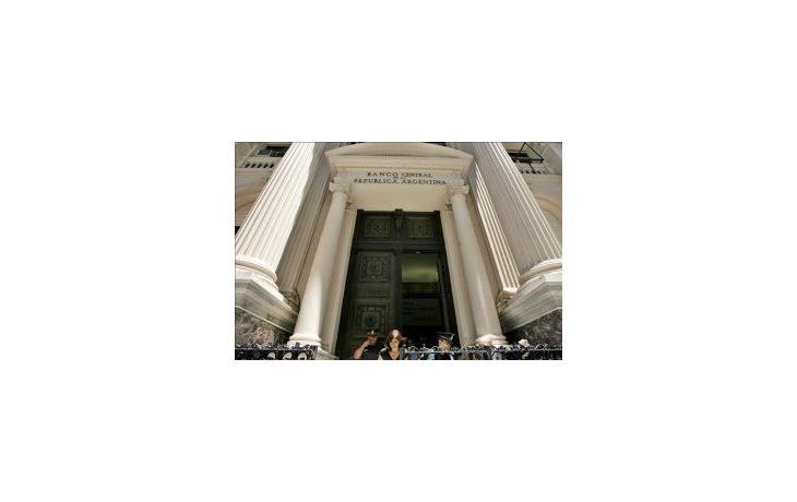 ámbito.com | El Central sale a la caza de quienes extraen dólares en cajeros del exterior.