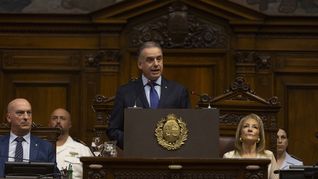 Tras admitir que el país fue “asediado por el crimen organizado”, Orsi presentó un paquete de medidas que incluye cambios procesales, refuerzo policial, nuevas cárceles y la creación de un ministerio específico para el área. Tras admitir que el país fue “asediado por el crimen organizado”, Orsi presentó un paquete de medidas que incluye cambios procesales, refuerzo policial, nuevas cárceles y la creación de un ministerio específico para el área.