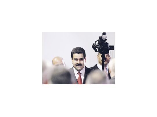 Hugo Chávez hizo el anuncio anoche durante un acto en el Consejo Nacional Electoral, al ser proclamado reelecto en la presidencia. Allí estaba presente Nicolás Maduro, para quien pidió un aplauso.