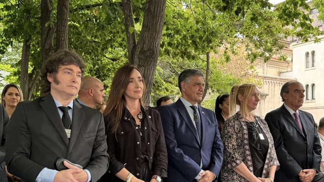 El presidente Javier Milei y la vicepresidenta Victoria Villarruel, junto a Jorge Macri, Karina Milei y Guillermo Francos.&nbsp;