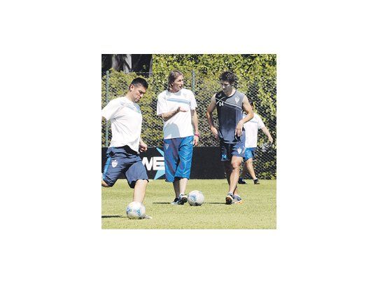 Ricardo Gareca dirige la práctica de ayer de Vélez. A fin de año vence su contrato y se rumorea que podría irse a Boca o a River.